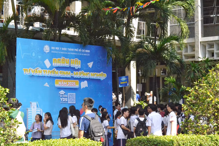 Các đoàn học sinh xếp hàng vào tham quan Trường Đại học Y Dược. Ảnh: Hương Phú