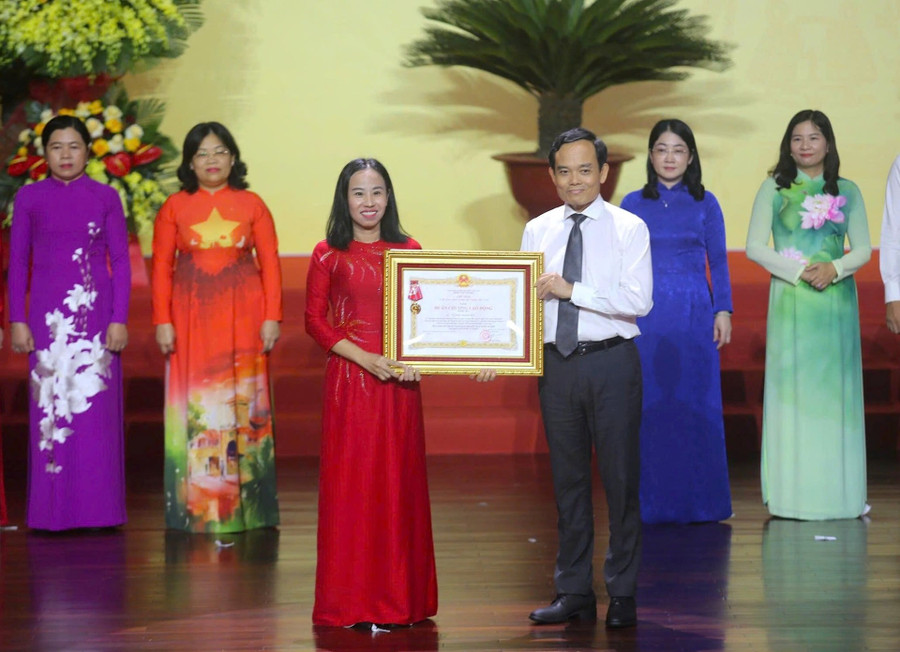 Ông Trần Lưu Quang - Bí thư Thành ủy TPHCM trao tặng Huân chương Lao động hạng Ba cho bà Võ Ngọc Thanh Trúc - Ủy viên Ban Thường vụ Thành ủy, Phó Chủ tịch Ủy ban MTTQ Việt Nam TPHCM. Ảnh: Ngọc Duy mstruc2.jpg