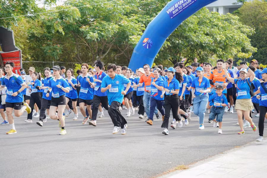 GV-CBNV Trường Đại học Văn Hiến tham gia chạy bộ với tinh thần hứng khởi và năng lượng. Ảnh: VHU