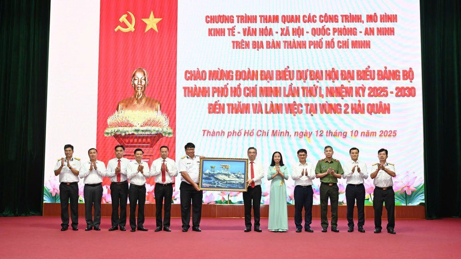 Thủ trưởng Vùng 2 Hải quân tặng quà lưu niệm cho Đoàn đại biểu TPHCM. Ảnh: BHTY 559987341-1327714749056373-3536017175487878008-n-1.jpg