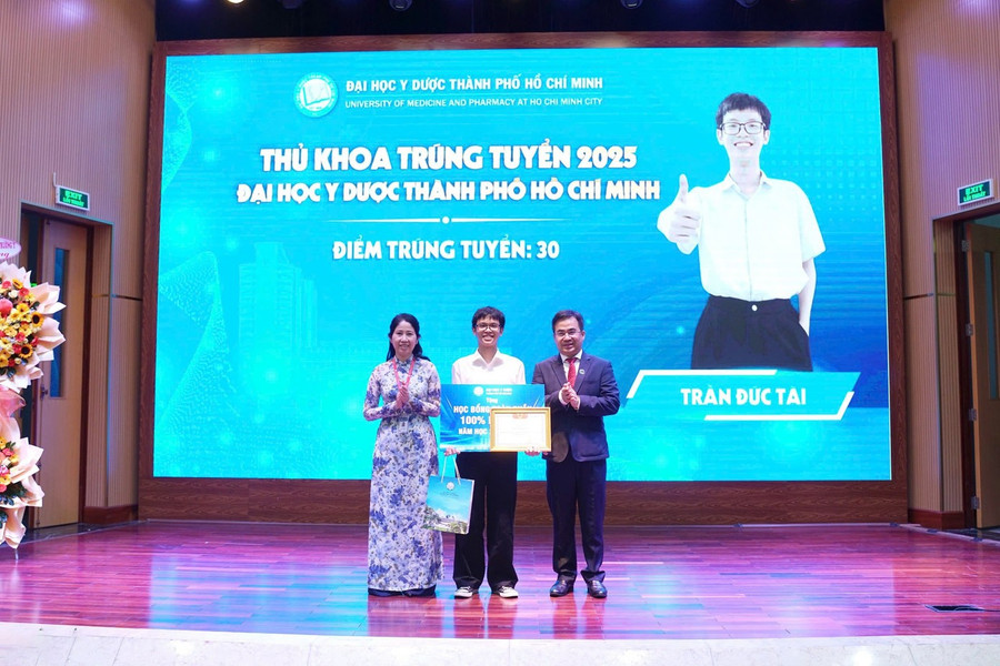 Đại học Y Dược TPHCM trao tặng học bổng cho thủ khoa Trần Đức Tài tại lễ khai giảng. Ảnh: UMP
