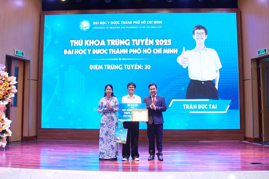Đại học Y Dược TPHCM trao tặng học bổng cho thủ khoa Trần Đức Tài tại lễ khai giảng. Ảnh: UMP