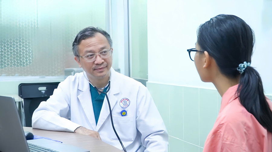 BSCKII Nguyễn Thái An, Trưởng khoa Hồi sức Phẫu thuật tim thăm khám cho bệnh nhân nữ hậu phẫu thuật. Ảnh: BVCC 1-1.jpg