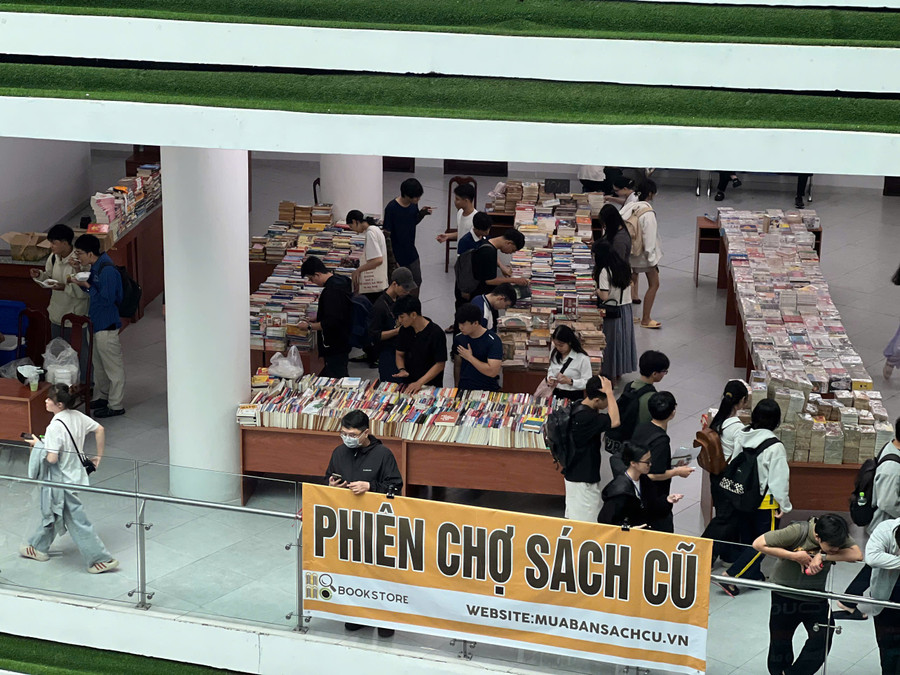 Ngày hội có nhiều gian hàng nhằm phục vụ đời sống sinh viên. Ảnh: H.P z7055744268248-0de9168b91f76271f07f8db207cc7fed.jpg