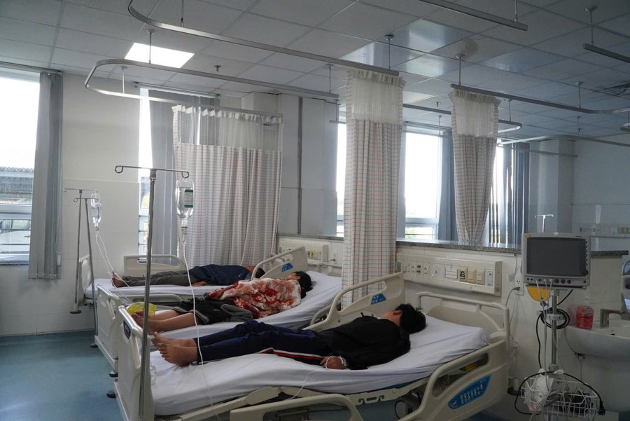 Các bệnh nhân nghi ngộ độc thực phẩm được theo dõi, điều trị tại Bệnh viện Đa khoa Vũng Tàu. 