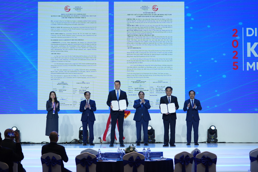 Ông Stephan Mergenthaler - Giám đốc điều hành Diễn đàn Kinh tế Thế giới (trái) cùng ông Nguyễn Lộc Hà - Phó Chủ tịch UBND thực hiện nghi thức công bố. Ảnh: BTC