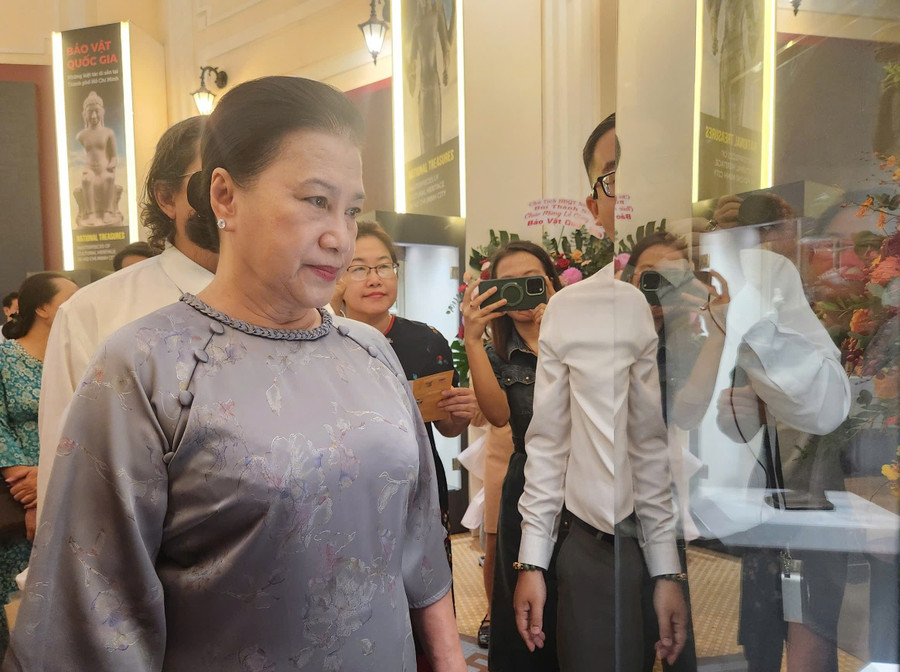 Bà Nguyễn Thị Kim Ngân - Nguyên Chủ tịch Quốc hội tham quan trưng bày chuyên đề bảo vật quốc gia. Ảnh: L.N. z6753411434957-a92efec9152a4bbba5445235c881f8da.jpg