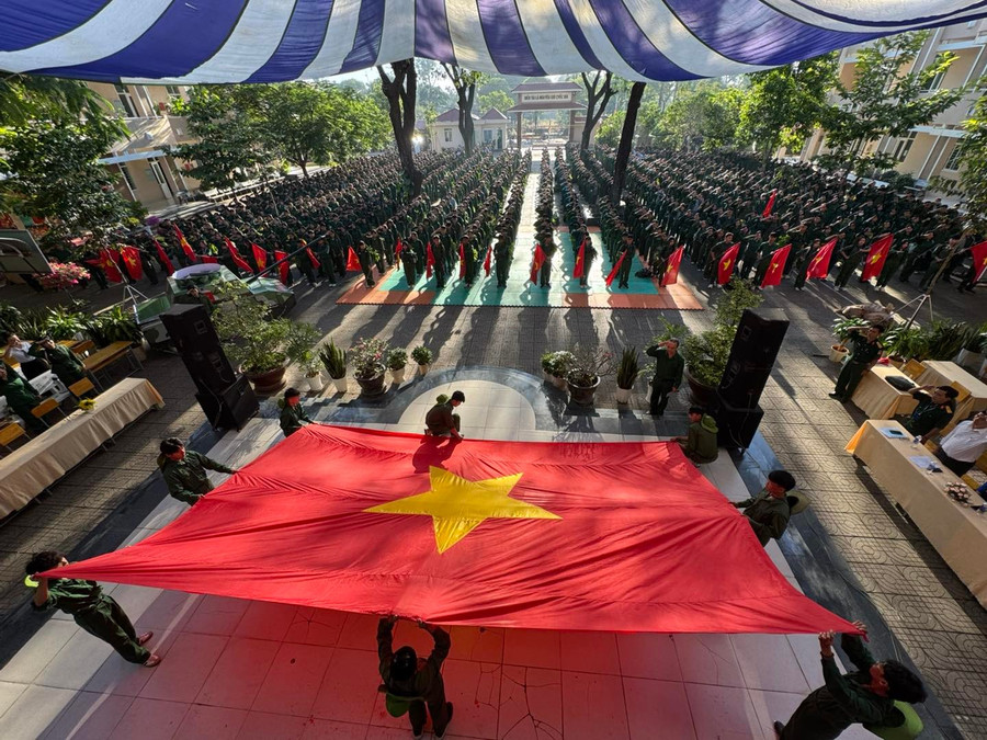 Học sinh Trường THPT Nguyễn Du trong lễ khai mạc Học kỳ Quân đội năm học 2025-2026.