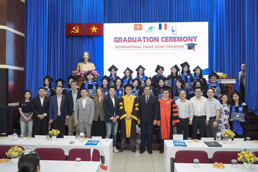 Các đại biểu chụp ảnh cùng các sinh viên thuộc chương trình liên kết quốc tế. Ảnh: OU