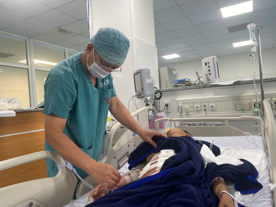 Bác sĩ đang thăm khám cho bệnh nhân P.T.N sau ca phẫu thuật thành công cắt bỏ khối u xơ tử cung. Ảnh: NVCC