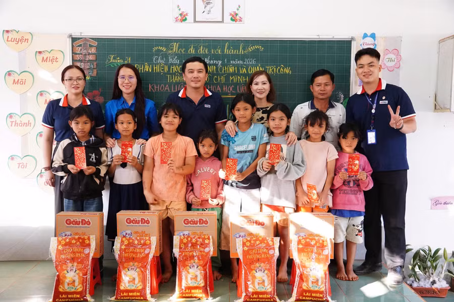 BTC trao học bổng và quà Tết cho học sinh có hoàn cảnh khó khăn trên địa bàn.