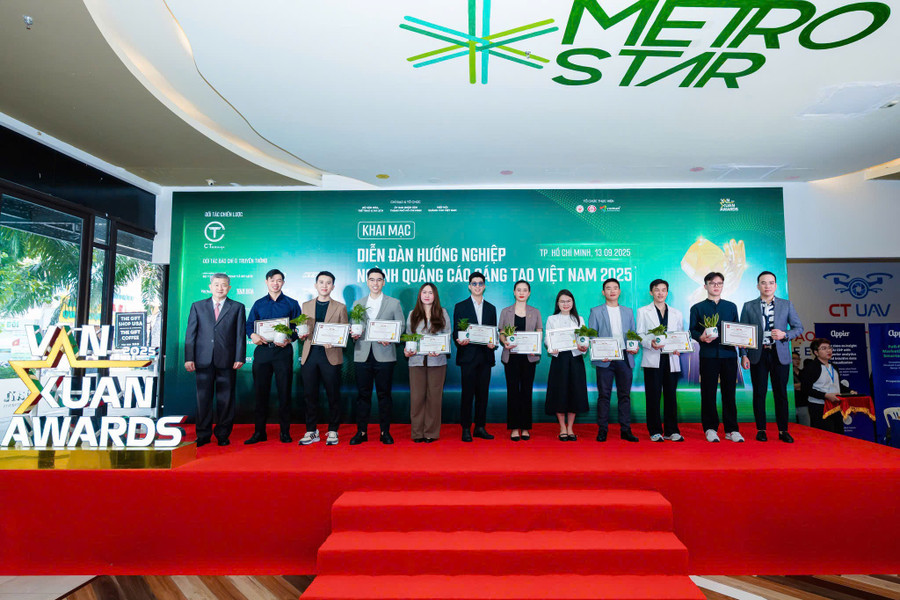 Ban tổ chức Vạn Xuân - Awards 2025 trao thư cảm ơn cho đại diện các doanh nghiệp tham dự cùng diễn đàn. Ảnh: BTC z7041817111367-c2db985f777f70cf32bf6d7f0505227b.jpg