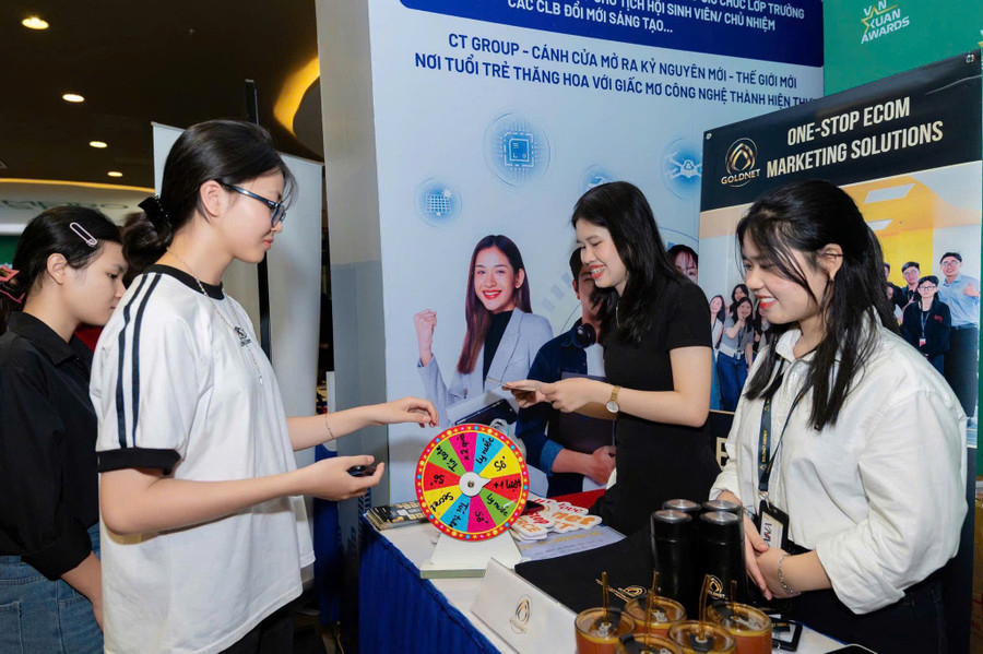 Sinh viên các trường đại học - cao đẳng giao lưu tại gian hàng triễn lãm. Ảnh: BTC z7041817135260-58f49618b997e3a64b13b206553f9195.jpg