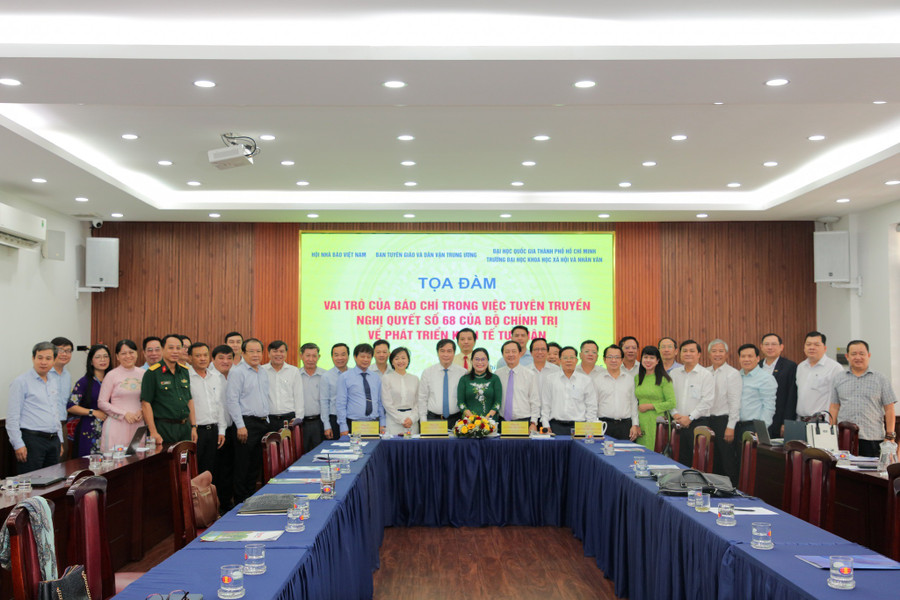 Các đại biểu, khách mời chụp ảnh cùng nhau. Ảnh: HCMUSSH 505873869-1142560694565909-972778759509284492-n.jpg