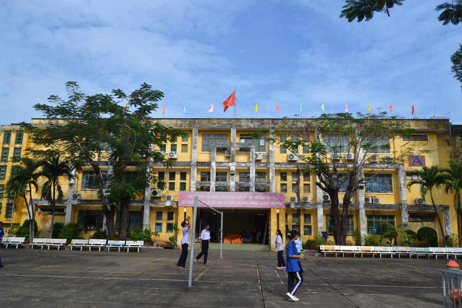 Cơ sở vật chất Trường THPT Nguyễn Huệ sau hơn 20 năm sử dụng bộc lộ nhiều hạn chế, gây áp lực tổ chức dạy học. Ảnh: H.P