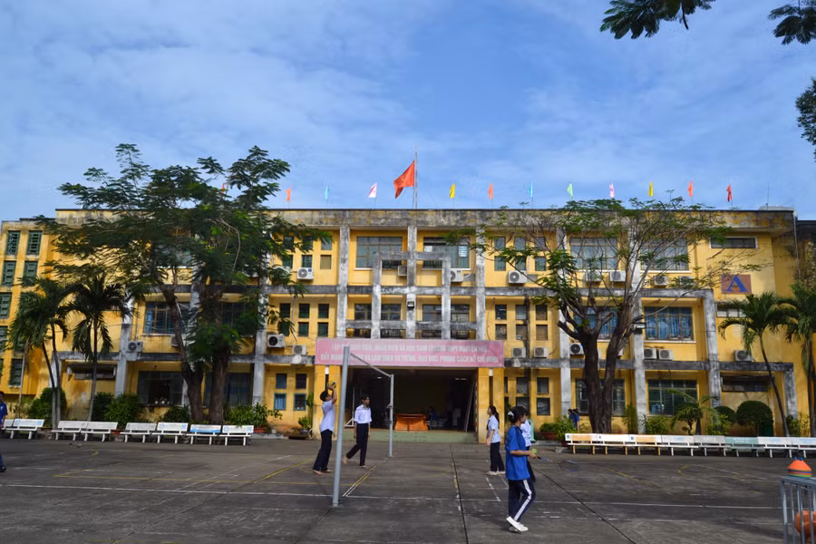 Cơ sở vật chất Trường THPT Nguyễn Huệ sau hơn 20 năm sử dụng bộc lộ nhiều hạn chế, gây áp lực tổ chức dạy học. Ảnh: H.P