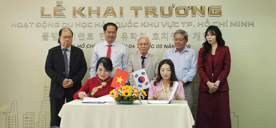 PGS.TS Trần Thị Thu Lương (trái) và bà Nguyễn Thị Lệ Hoa ký kết biên bản ghi nhớ hợp tác giữa Công ty Flamboyant và Viện Phương Nam.