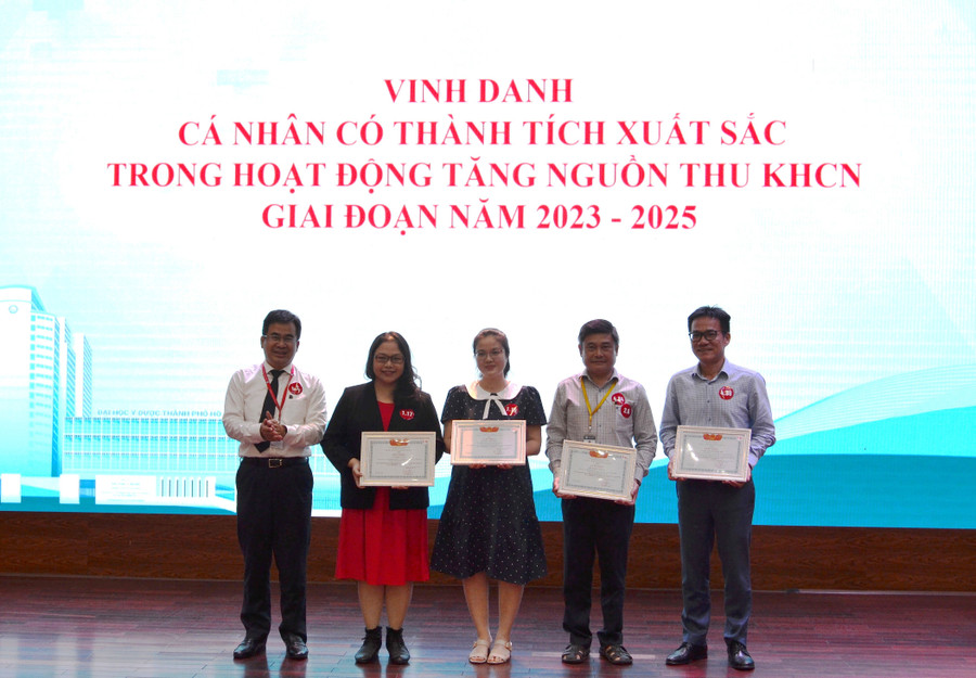 Các nhà khoa học được biểu dương vì thành tích nổi bật trong nghiên cứu, khởi nghiệp đổi mới sáng tạo và chuyển giao công nghệ.