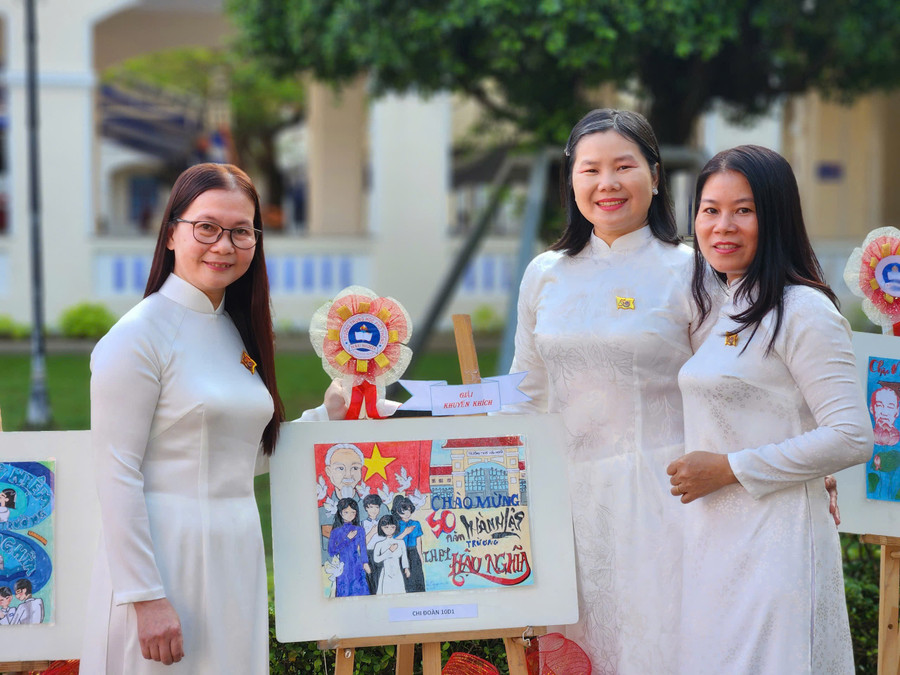 Chị Mai Thảo (bìa trái) cùng các bạn học cũ chụp ảnh tại trường. z7325429613933-7431b4dde6dcb418b69721bc57561ba0.jpg