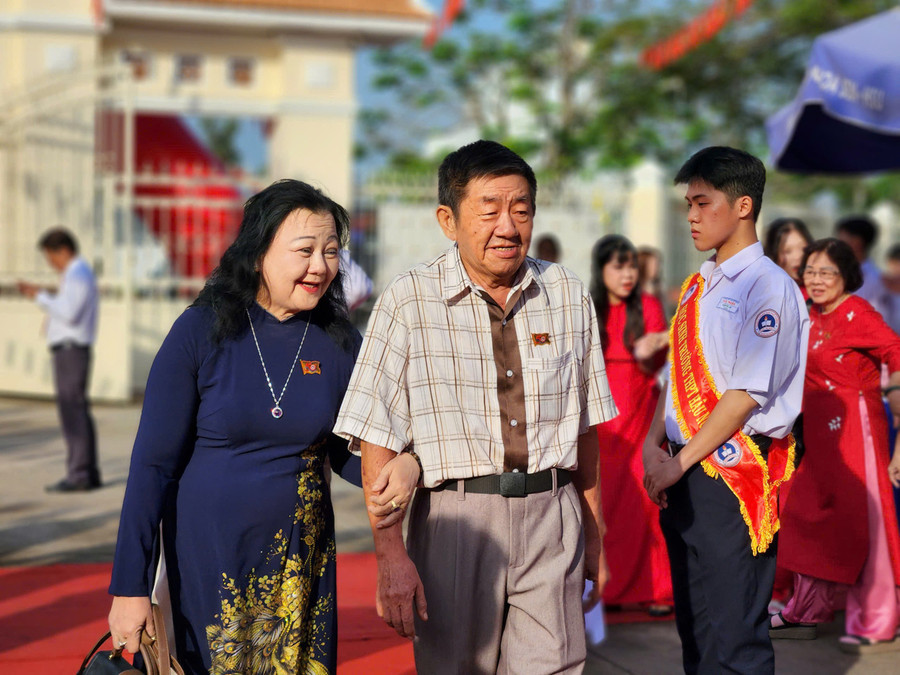 Các cựu giáo viên vui vẻ tham dự sự kiện trọng đại mang tính lịch sử của trường. z7325429615092-7bd81c6b44b6d9475257a99be1ba894b.jpg