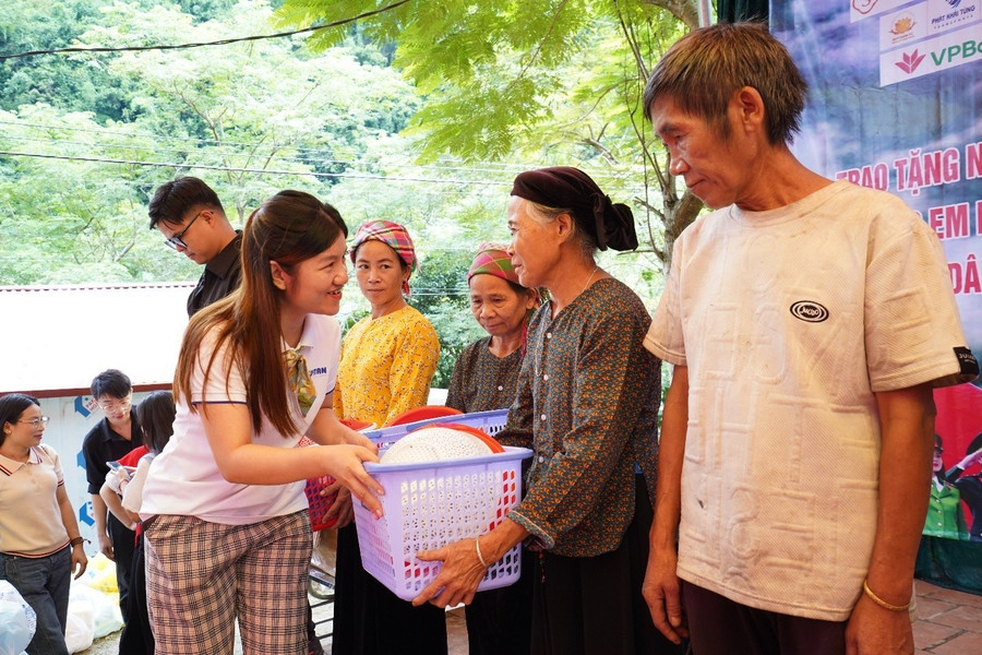 Nhiều sản phẩm gia dụng thiết yếu được trao tặng cho bà con các dân tộc thiểu số. Ảnh: BTC trao-qua.jpg