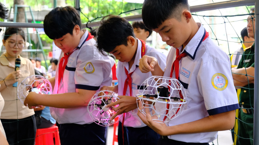 Các em học sinh trong cuộc thi điều khiển Drone được Nhà Thiếu nhi TPHCM tổ chức năm 2024. Ảnh: Nhà Thiếu nhi TPHCM.