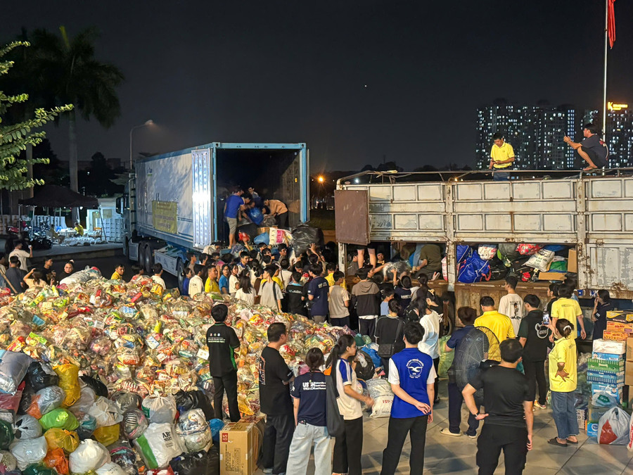 Hàng trăm thùng quà được vận chuyển liên tục lên xe tải để kịp thời chuyển đến vùng lũ. Ảnh: NVHSV