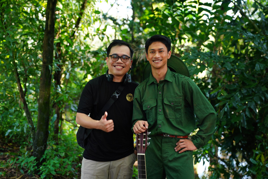 Đạo diễn Kawaii Tuấn Anh (trái) cùng diễn viên Nguyễn Hùng (phải) tại hậu trường quay MV. Ảnh: BTC