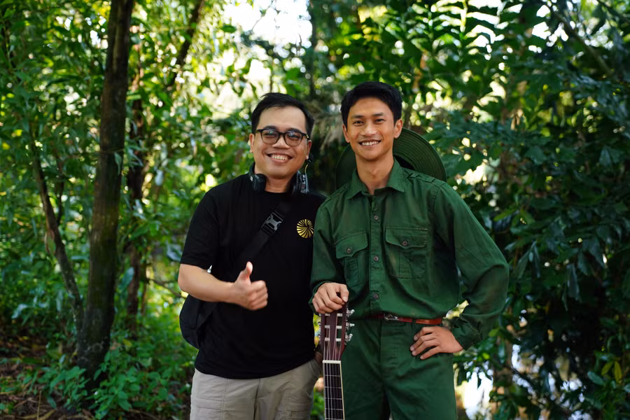 Đạo diễn Kawaii Tuấn Anh (trái) cùng diễn viên Nguyễn Hùng (phải) tại hậu trường quay MV. Ảnh: BTC