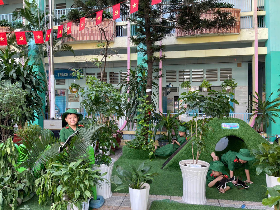 Các em nhỏ vượt chướng ngại vật tại trạm “Chiến sĩ hành quân”, rèn luyện thể chất và tinh thần đồng đội. z7332237518120-60da397e15f4de7fb27bad0f1045691d.jpg