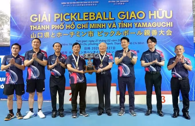 Ban tổ chức trao cúp cho các vận động viên tham gia giải đấu. Ảnh: Thu Hường