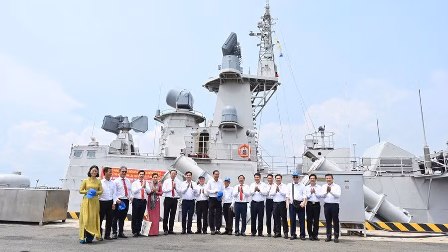 Đoàn đại biểu tham quan đơn vị tàu chiến đấu chủ lực của Vùng 2 Hải quân - Lữ đoàn 167. Ảnh: BHTY