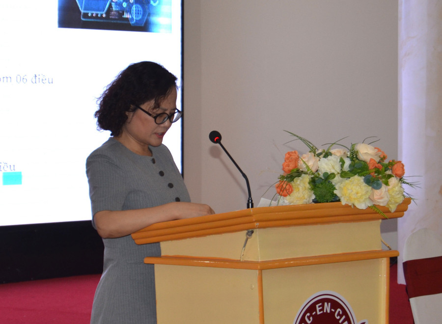 សាស្ត្រាចារ្យរង បណ្ឌិត Nguyen Thi Viet Huong តំណាងឱ្យលេខាធិការដ្ឋានបានសង្ខេបខ្លឹមសារជាមូលដ្ឋានមួយចំនួននៃសេចក្តីព្រាងច្បាប់ស្តីពីការអប់រំវិជ្ជាជីវៈ។ រូបថត៖ H.P dsc-0860.jpg