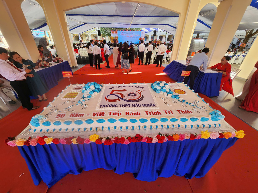 Chiếc bánh kem z7325427659477-d8a47f5f59e6f25cb2541f5c5a261a45.jpg