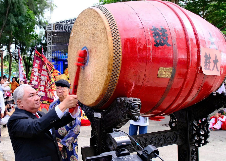 Ông Nguyễn Ngọc Vũ - Bí thư Đảng ủy xã Cần Giờ thực hiện nghi thức đánh trống tại buổi lễ. Ảnh: T.A 558827250-1096707999118064-3629742140023694033-n.jpg