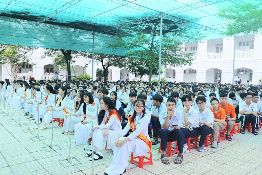 Hơn 600 học sinh lớp 10 tham dự trại hè. Ảnh: Trường THPT chuyên Hoàng Lê Kha z6848846235042-201c4cf38423dea351810d39e552a79f.jpg