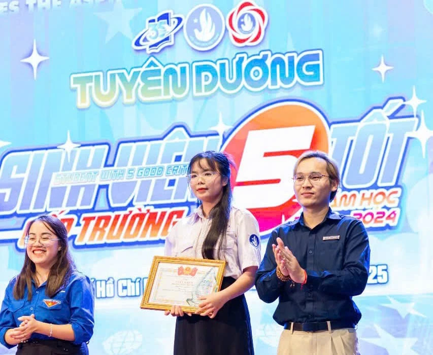 Trần Thị Hải Yến - sinh viên khoa Luật, Trường Đại học Mở TPHCM nhận bằng khen Sinh Viên 5 Tốt cấp trường 2024. Ảnh: NVCC