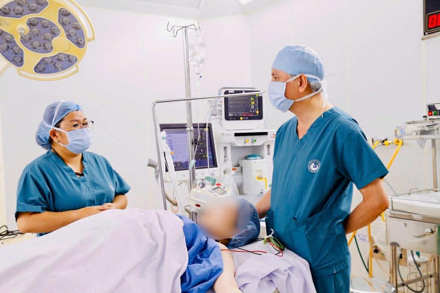 Ê-kíp bác sĩ Bệnh viện Từ Dũ và Bệnh viện Nhi Đồng 1 thực hiện ca can thiệp thông tim bào thai.