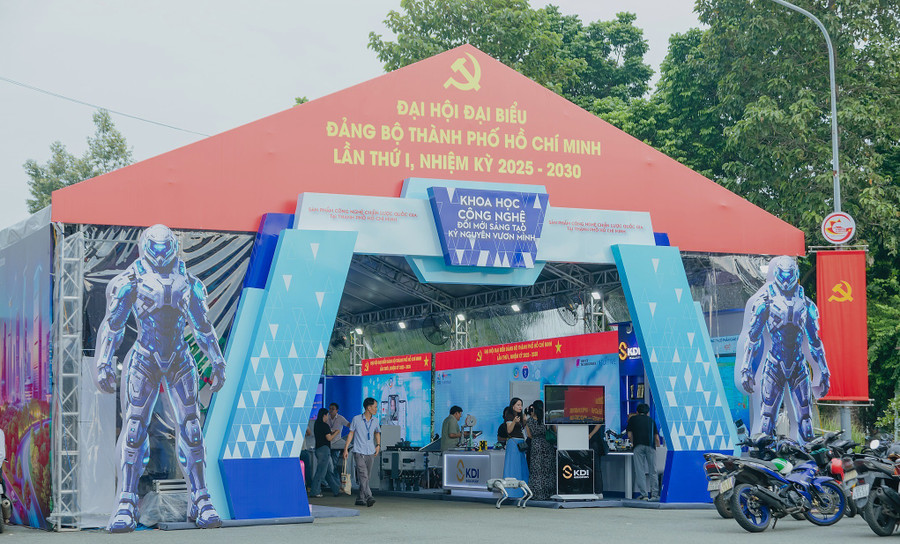 Có nhiều không gian trưng bày tại Học viện Cán bộ nhân dịp Đại hội Đảng bộ TPHCM lần thứ I. Ảnh: HVCB 559384952-122124142958972812-2920843462384987175-n.jpg