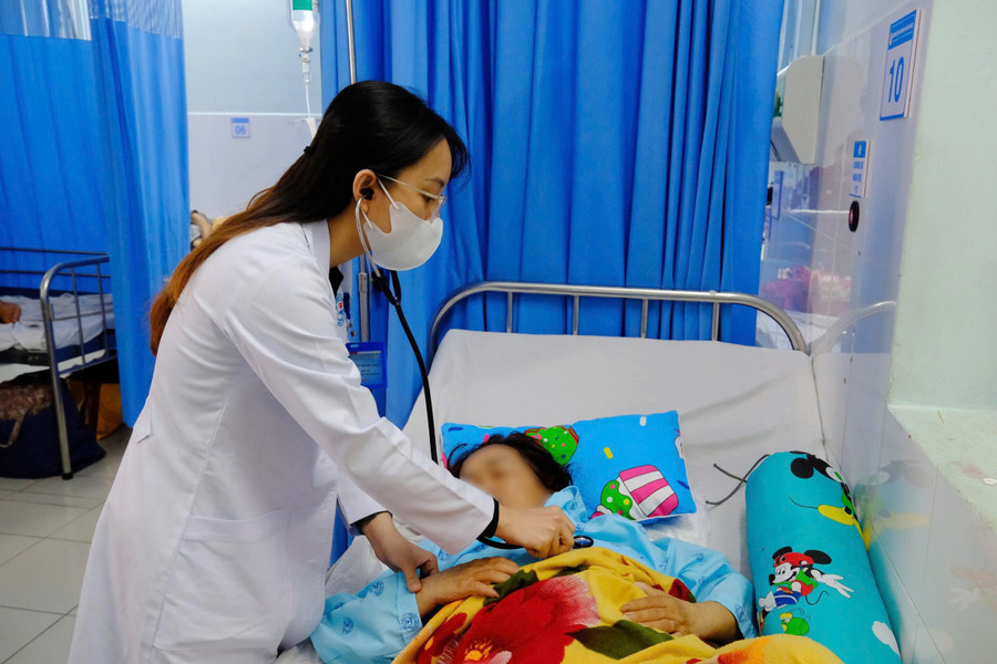 Bà N.T.P. hiện đã tỉnh táo sau khi được các bác sĩ điều trị tích cực. Ảnh: BVCC