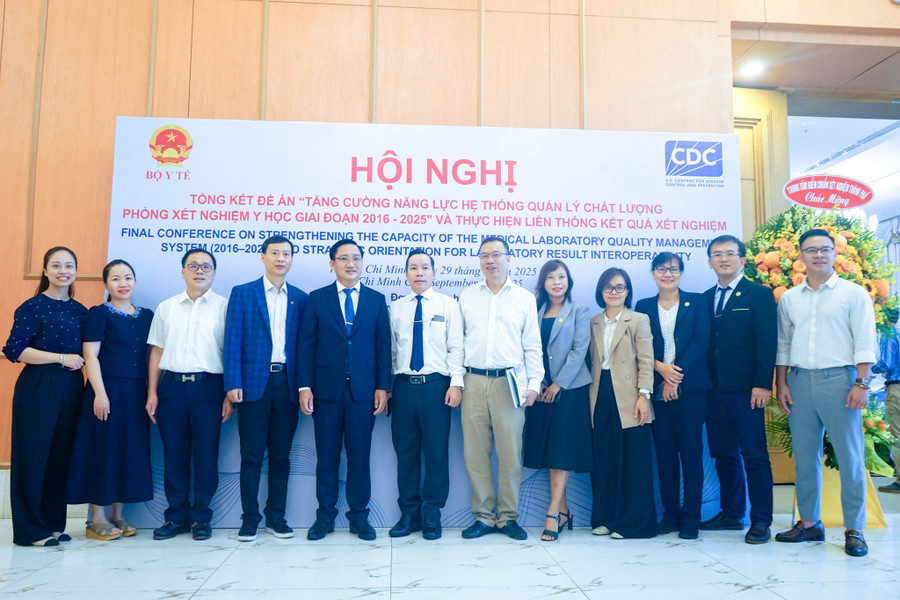 Các đại biểu, khách mời chụp ảnh tại hội nghị. Ảnh: BTC 557438513-1389460613185871-2707349874191244342-n-1.jpg
