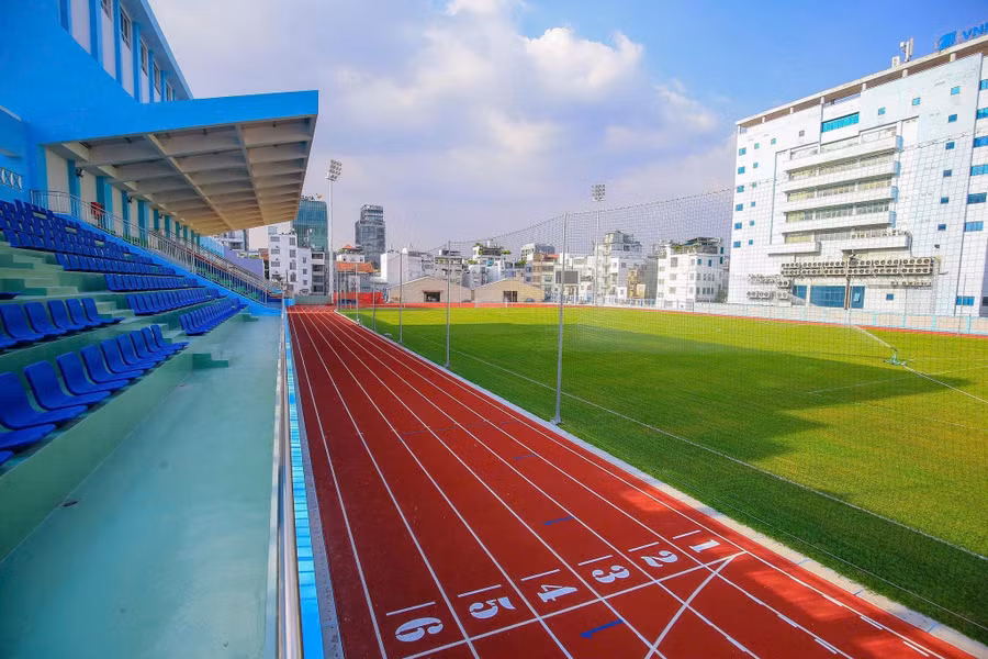 Sân vận động Hoa Lư (phường Tân Định) có tổng mức đầu tư hơn 93,7 tỷ đồng đã được bàn giao vào ngày 31/12/2025.