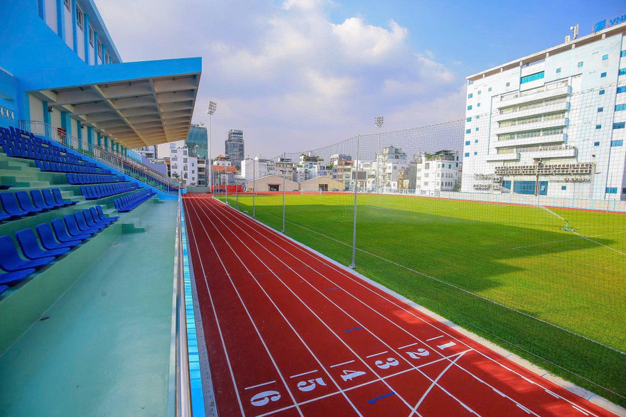 Sân vận động Hoa Lư (phường Tân Định) có tổng mức đầu tư hơn 93,7 tỷ đồng đã được bàn giao vào ngày 31/12/2025.