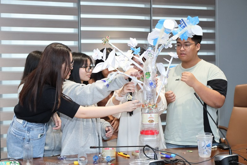 Workshop: Wishing tree and interactive art mở ra nhiều hướng tiếp cận mới mẻ và thú vị về ứng dụng công nghệ. Ảnh: UEH