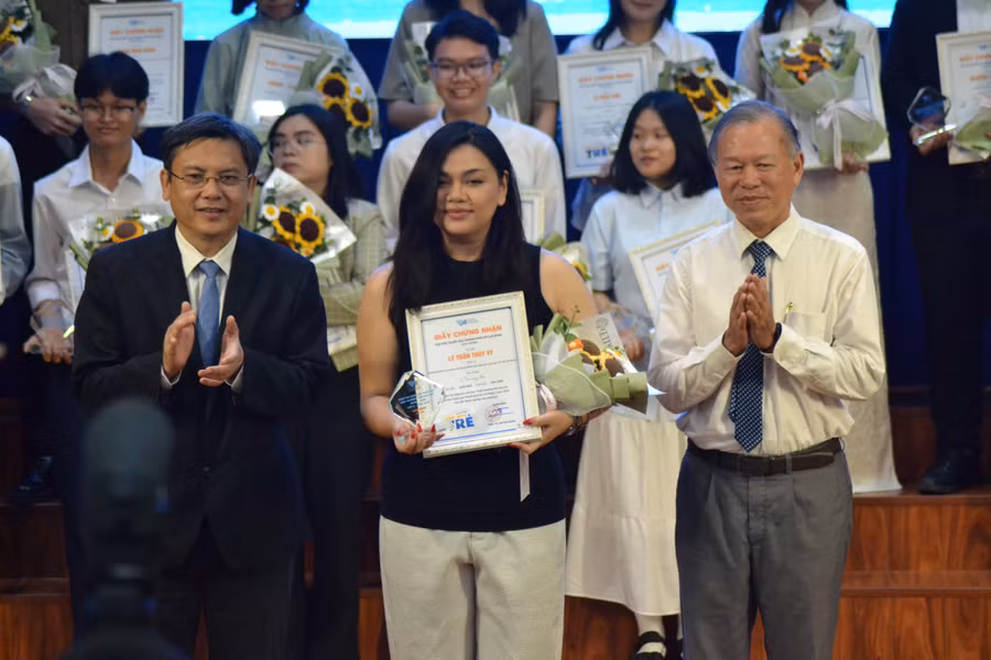 Ban tổ chức trao thưởng cho thí sinh đoạt giải Nhất - Đinh Ngọc Bảo Trân. Ảnh: H.P