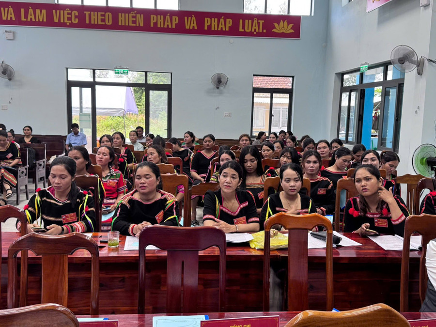 Phụ nữ người dân tộc thiểu số tham gia lớp học trong mô hình hỗ trợ nâng cao kỹ năng và tri thức số cho phụ nữ vùng cao, được duy trì mỗi năm. Ảnh: PNDL