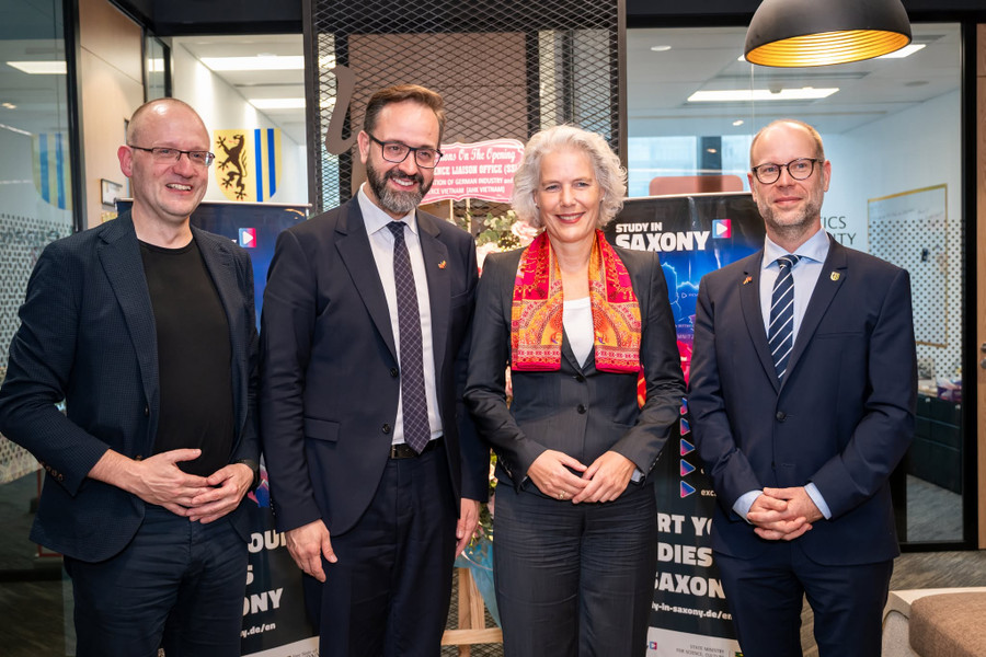 Từ trái qua, GS. Utz Dornbeger, ông Sebastian Gemkow - Bộ trưởng Bộ Khoa học, Văn hóa và Du lịch Saxony (Đức), GS.TS. Eva Ines Obergfell - Hiệu trưởng Đại học Leipzig, ông Clemens Schulke - Thị trưởng Sở Kinh tế Thành phố Leipzig (Đức). Ảnh: BTC 552706160-795009803124202-4018131633061089471-n.jpg
