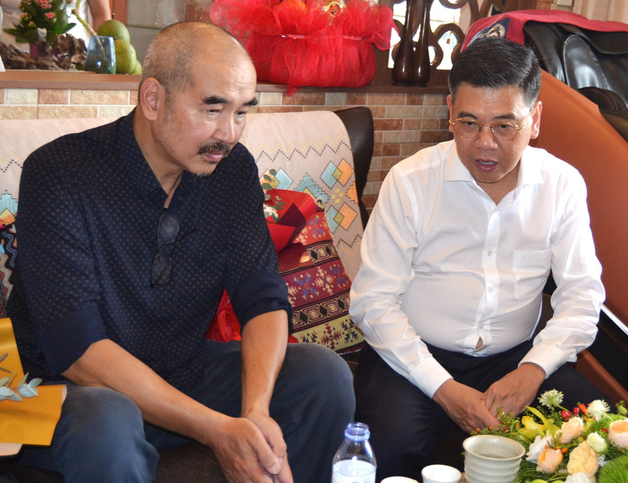 Đạo diễn Bùi Thạc Chuyên cùng trò chuyện với ông Nguyễn Văn Dũng, Phó Chủ tịch UBND TPHCM. Ảnh: H.P shfoaifhoagj.jpg