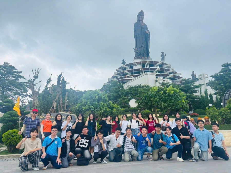 Học sinh tham gia trại hè chụp ảnh tại đỉnh núi Bà Đen. Ảnh: Trường THPT chuyên Hoàng Lê Kha