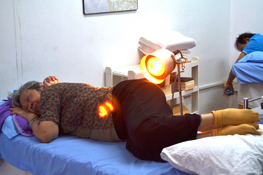 Người dân đến từ nhiều quận, huyện trên địa bàn TPHCM được thăm khám bệnh xương khớp, thần kinh miễn phí trong chương trình tri ân người có công. Ảnh: H.P dsc-0796.jpg